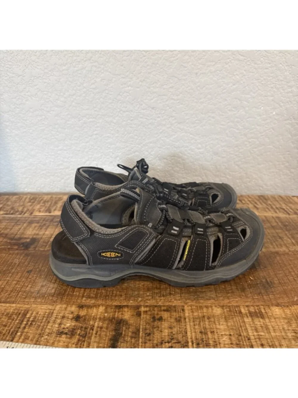 Keen Newport Sandals Men 9.5 Black Waterproof Hiking Closed Toe Camping Water